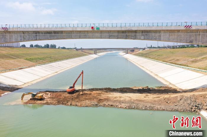 航拍安徽省合肥市庐江县庐城镇引江济淮工程庐江船闸建设现场.