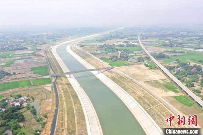 航拍安徽省合肥市庐江县庐城镇引江济淮工程菜巢分水岭段.
