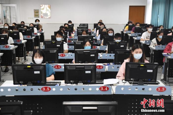 6月14日，南京师范大学阅卷点，评卷教师正在认真评改试卷。中新社发 杨素平 摄 图片来源：CNSphoto