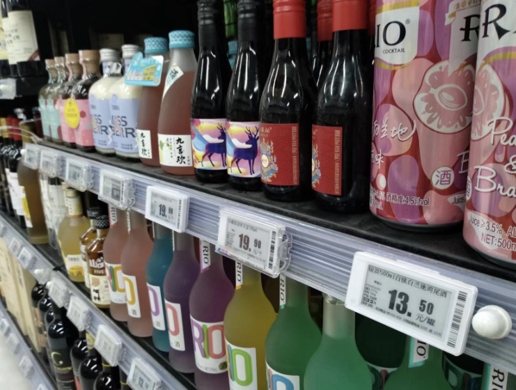 年轻人看不上白酒了，高颜值有故事的低度酒能火多久？休闲区蓝鸢梦想 - Www.slyday.coM