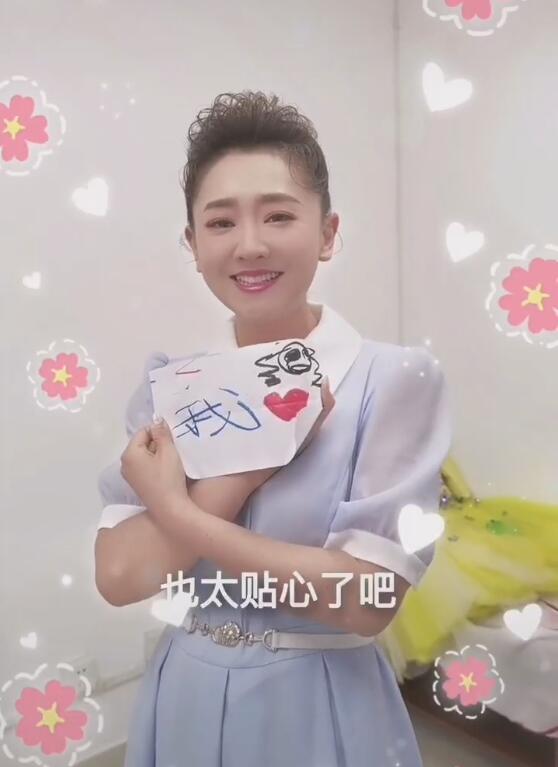 月亮姐姐儿子紧搂妈妈脖子大哭表情委屈惹人心疼