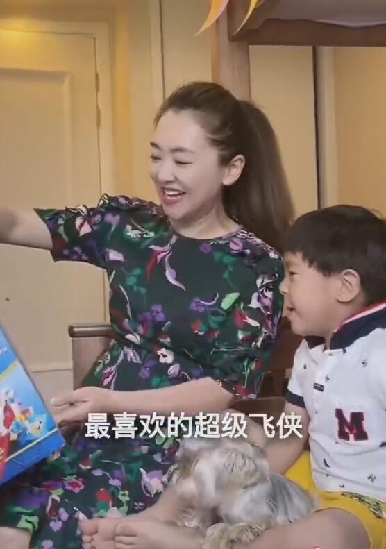 月亮姐姐儿子紧搂妈妈脖子大哭表情委屈惹人心疼