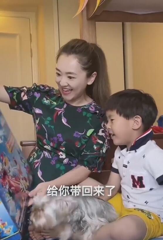 月亮姐姐儿子紧搂妈妈脖子大哭表情委屈惹人心疼