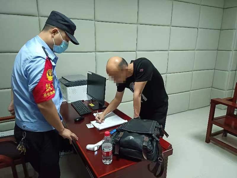 为赶上高铁，深圳一男子强行冲卡进站，湖南警方：罚200元休闲区蓝鸢梦想 - Www.slyday.coM