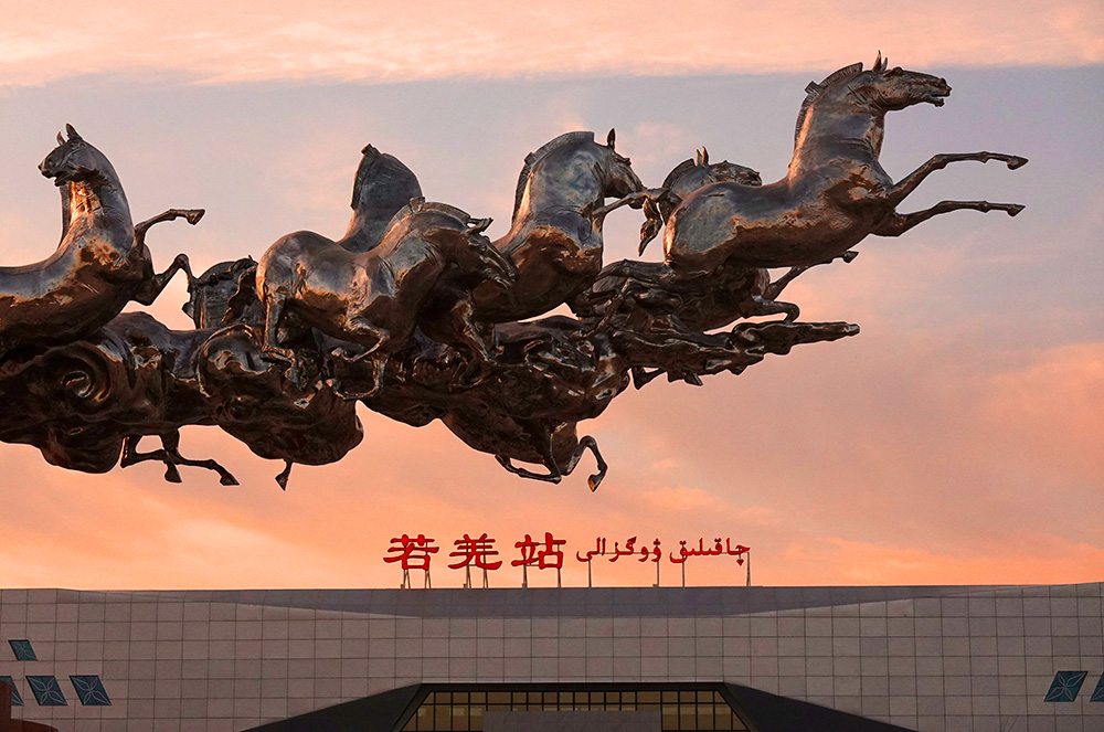 2020年12月10日,格库铁路新疆若羌火车站与站前广场的雕塑.