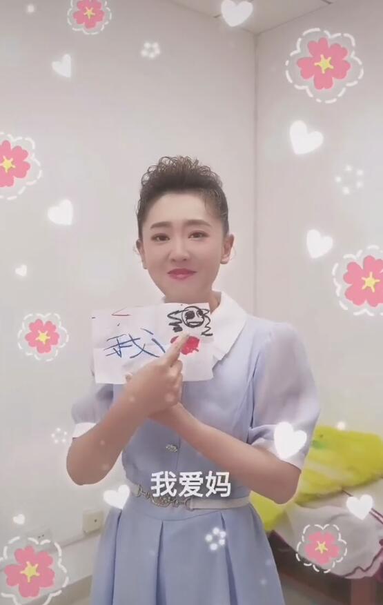 月亮姐姐儿子紧搂妈妈脖子大哭表情委屈惹人心疼
