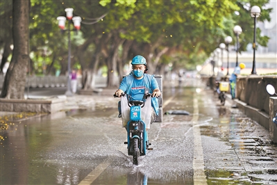 珠江沿岸道路仍有积水。图/广州日报全媒体记者陈忧子