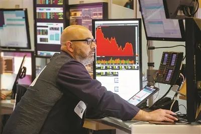 6月13日,交易员在美国纽约证券交易所工作.新华社发 郭克 摄