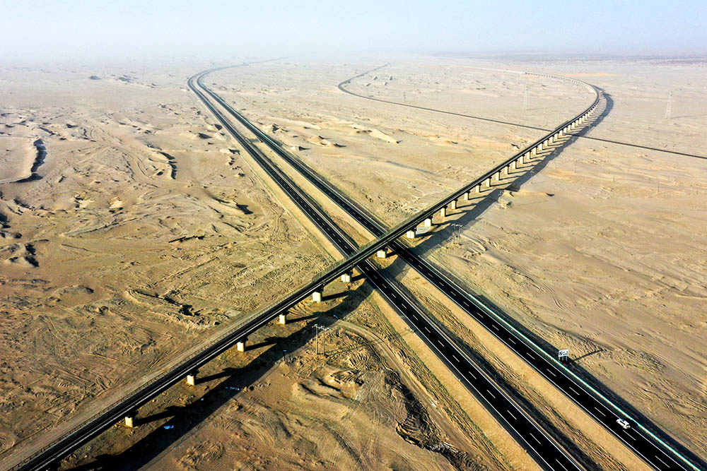 2021年12月28日,新疆巴音郭楞蒙古自治州若羌县,若民高速与和若铁路在