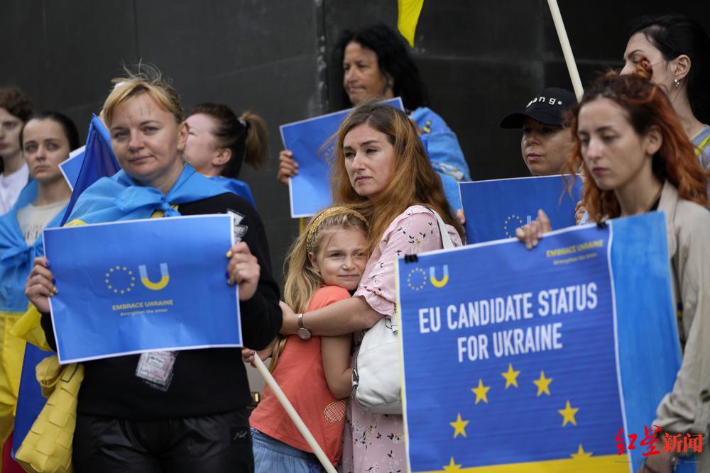 ▲葡萄牙的乌克兰社区成员支持乌克兰加入欧盟