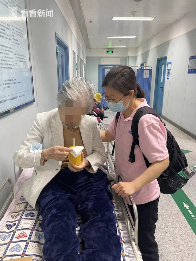 80后中专生宝妈考上清华连续10年陪诊空巢老人