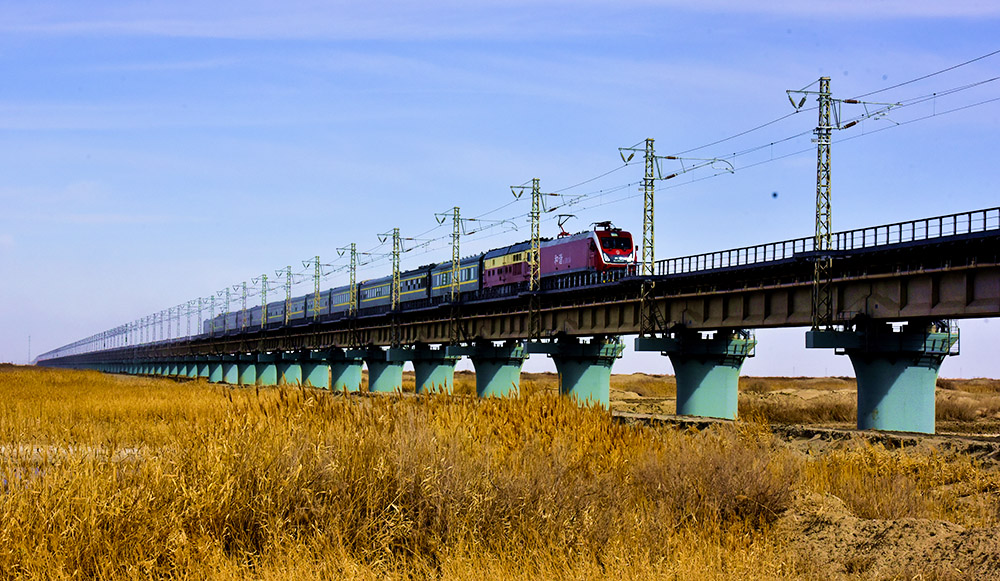 图集新疆和若铁路开通世界首条环沙漠铁路实现闭环