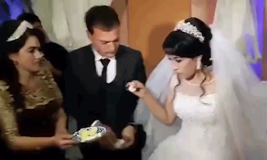 乌兹别克斯坦新娘在婚礼上玩游戏获胜，结果被新郎当众打了一巴掌休闲区蓝鸢梦想 - Www.slyday.coM
