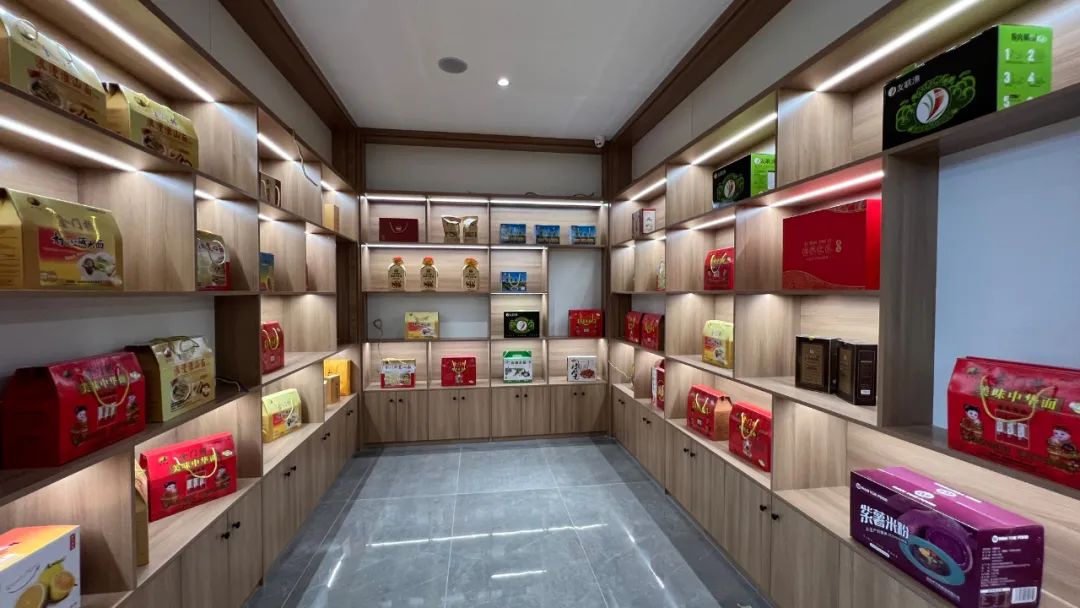 当天,陈夏森一行分别参观展销中心各产品展示区,详细听取了展厅整体