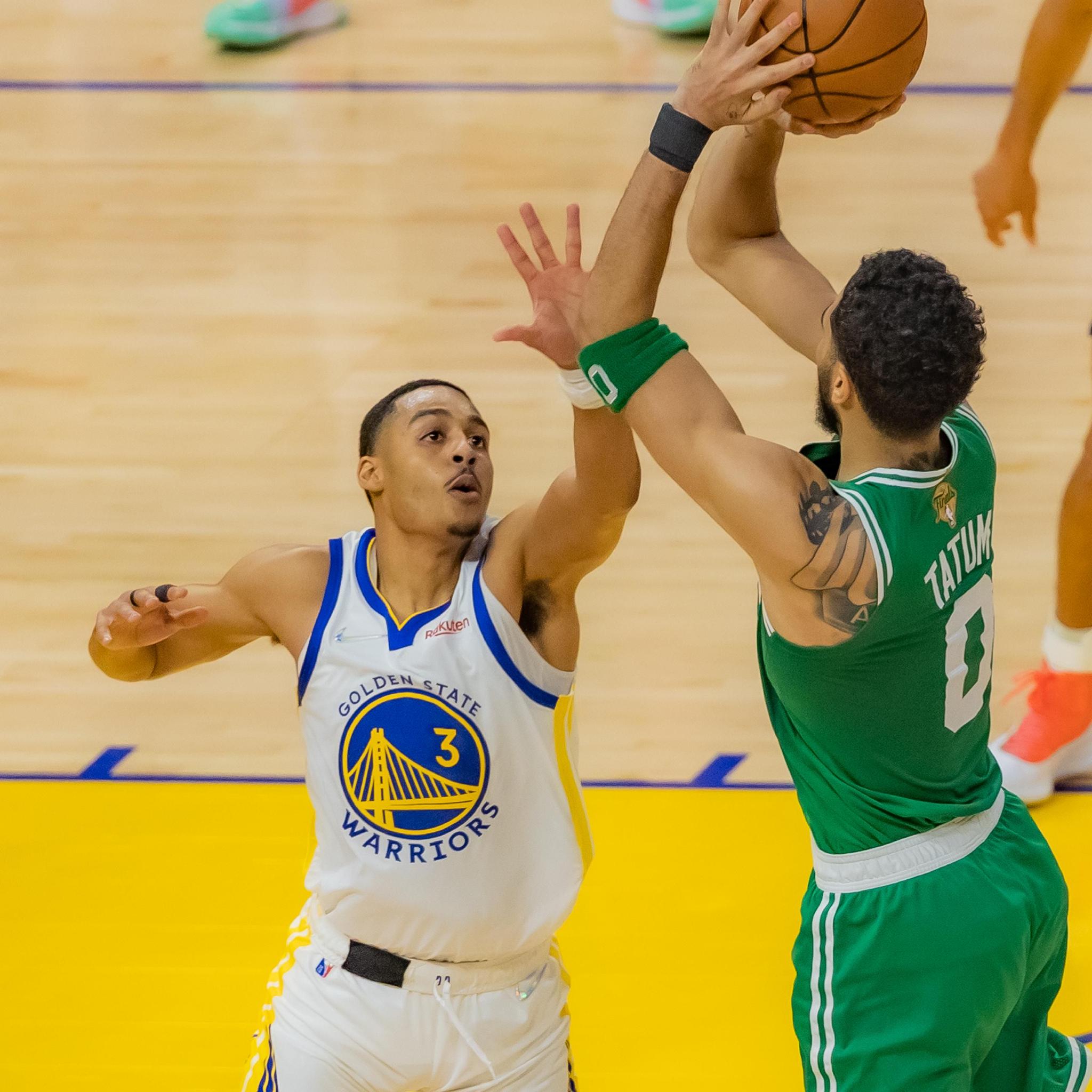 科尔为勇士培养出新星普尔（左），后者在总决赛中多次命中关键三分。  图/新华社