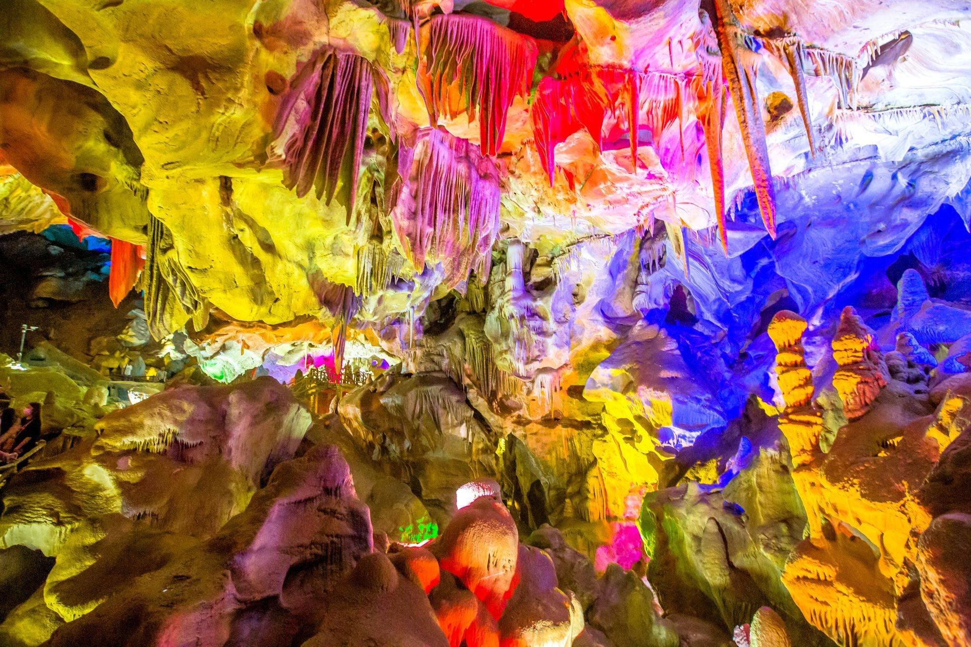 邢台崆山白云洞5亿年历史的溶洞景观让你走进梦幻的世界之中