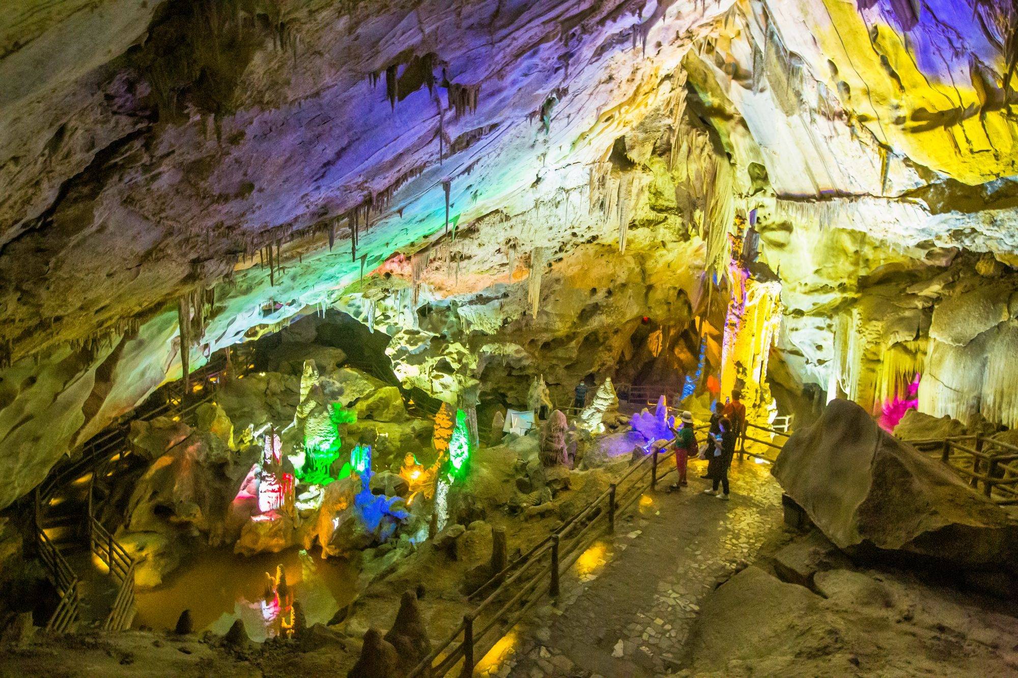 邢台崆山白云洞5亿年历史的溶洞景观让你走进梦幻的世界之中