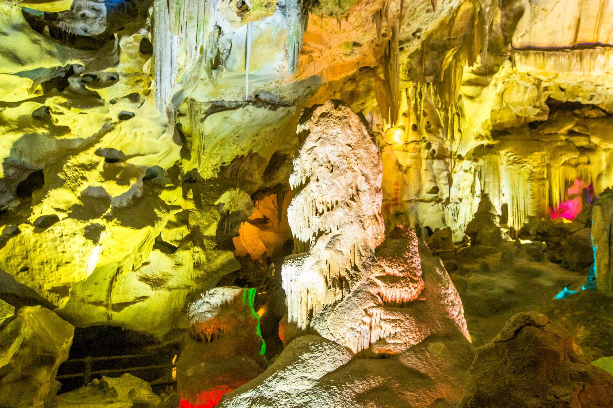 邢台崆山白云洞5亿年历史的溶洞景观让你走进梦幻的世界之中