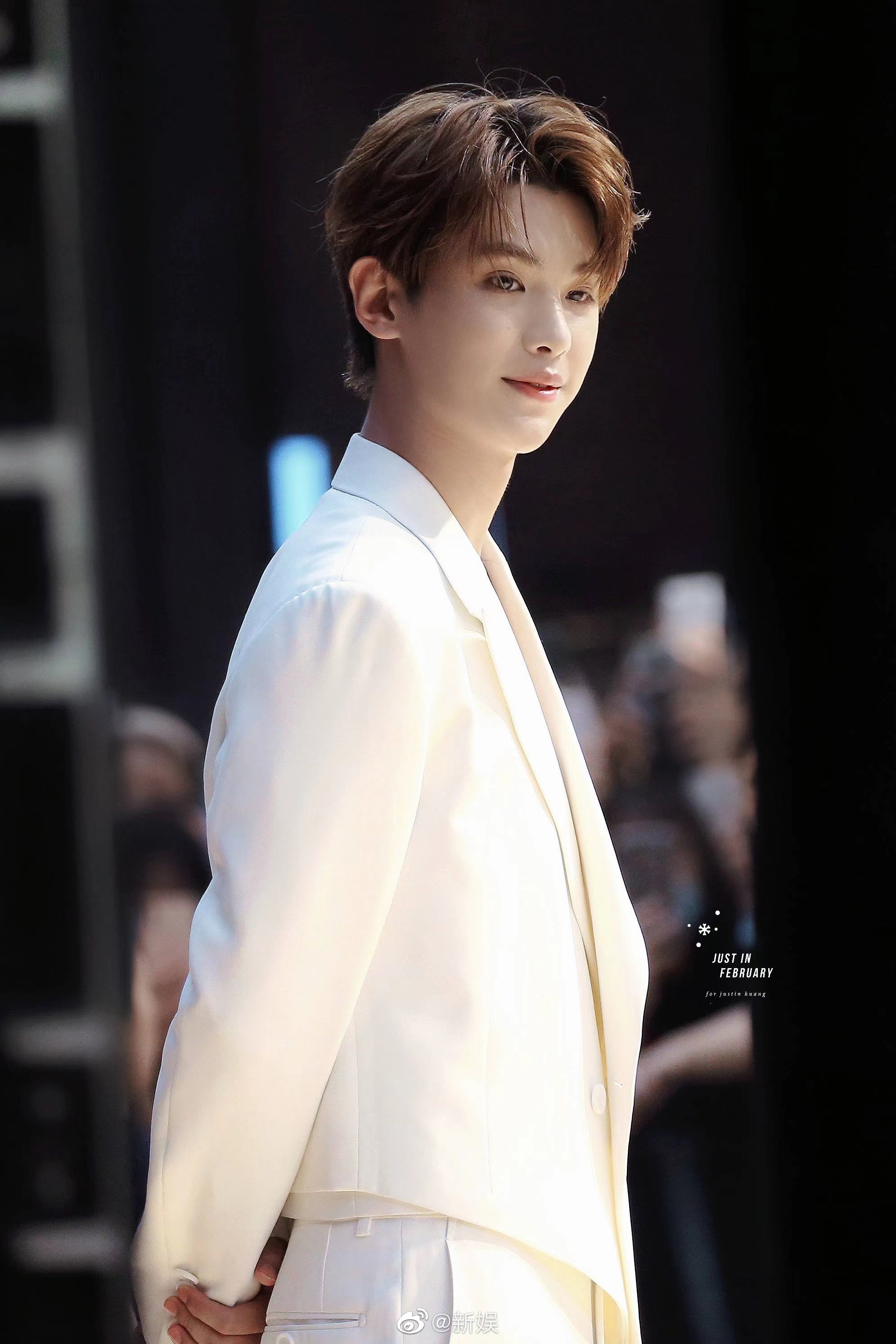 justin黄明昊0618上班图今天是奶乎乎的小白马王子