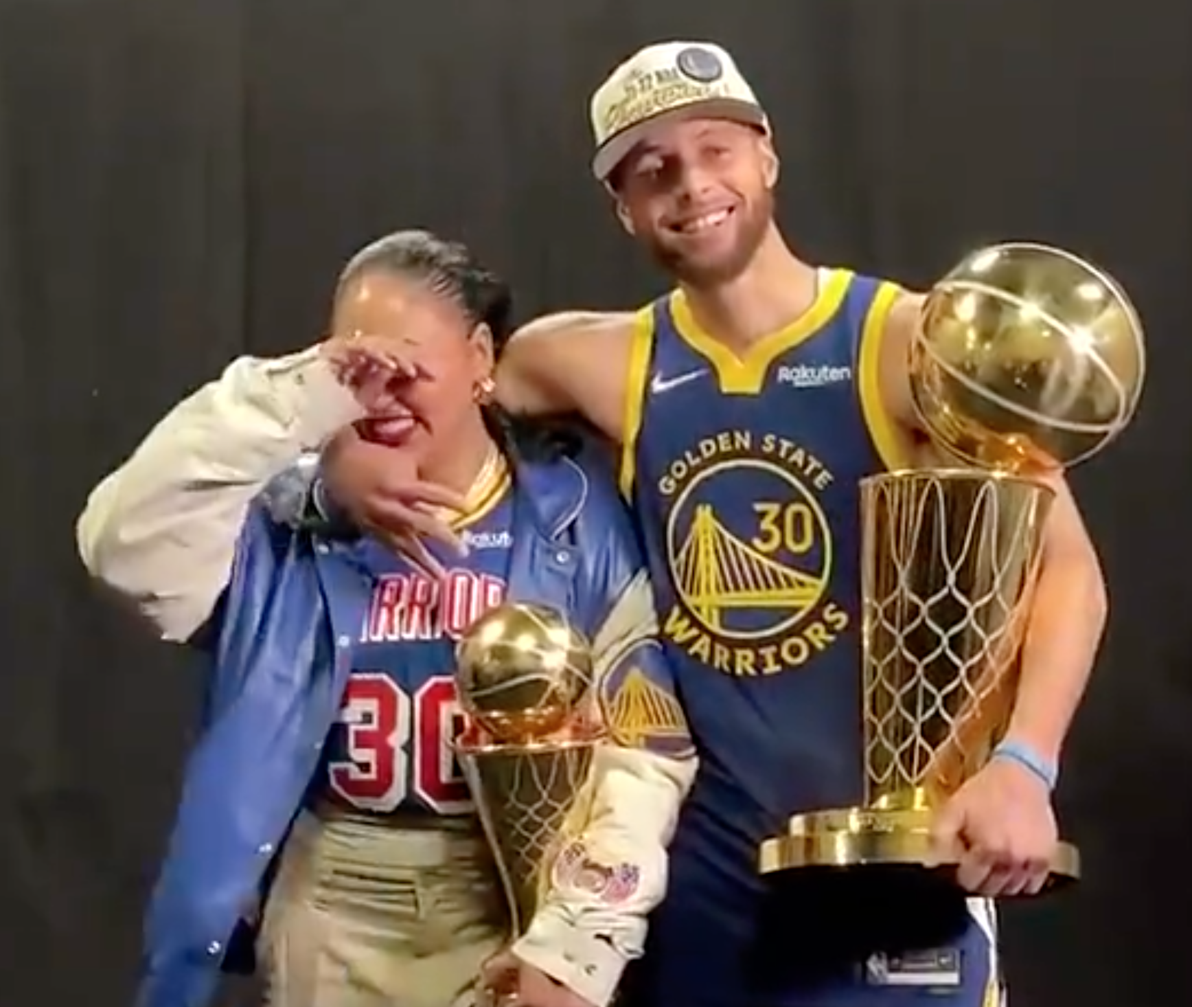 勇士夺冠定妆照拍摄花絮!库嫂喜极而泣 追梦全家福 佩顿父子合影休闲区蓝鸢梦想 - Www.slyday.coM 勇士夺冠定妆照拍摄花絮!库嫂喜极而泣 追梦全家福 佩顿父子合影休闲区蓝鸢梦想 - Www.slyday.coM