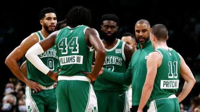 凯尔特人被勇士4:2击败,纵观整个系列赛,凯尔特人输在哪?休闲区蓝鸢梦想 - Www.slyday.coM 凯尔特人被勇士4:2击败,纵观整个系列赛,凯尔特人输在哪?休闲区蓝鸢梦想 - Www.slyday.coM