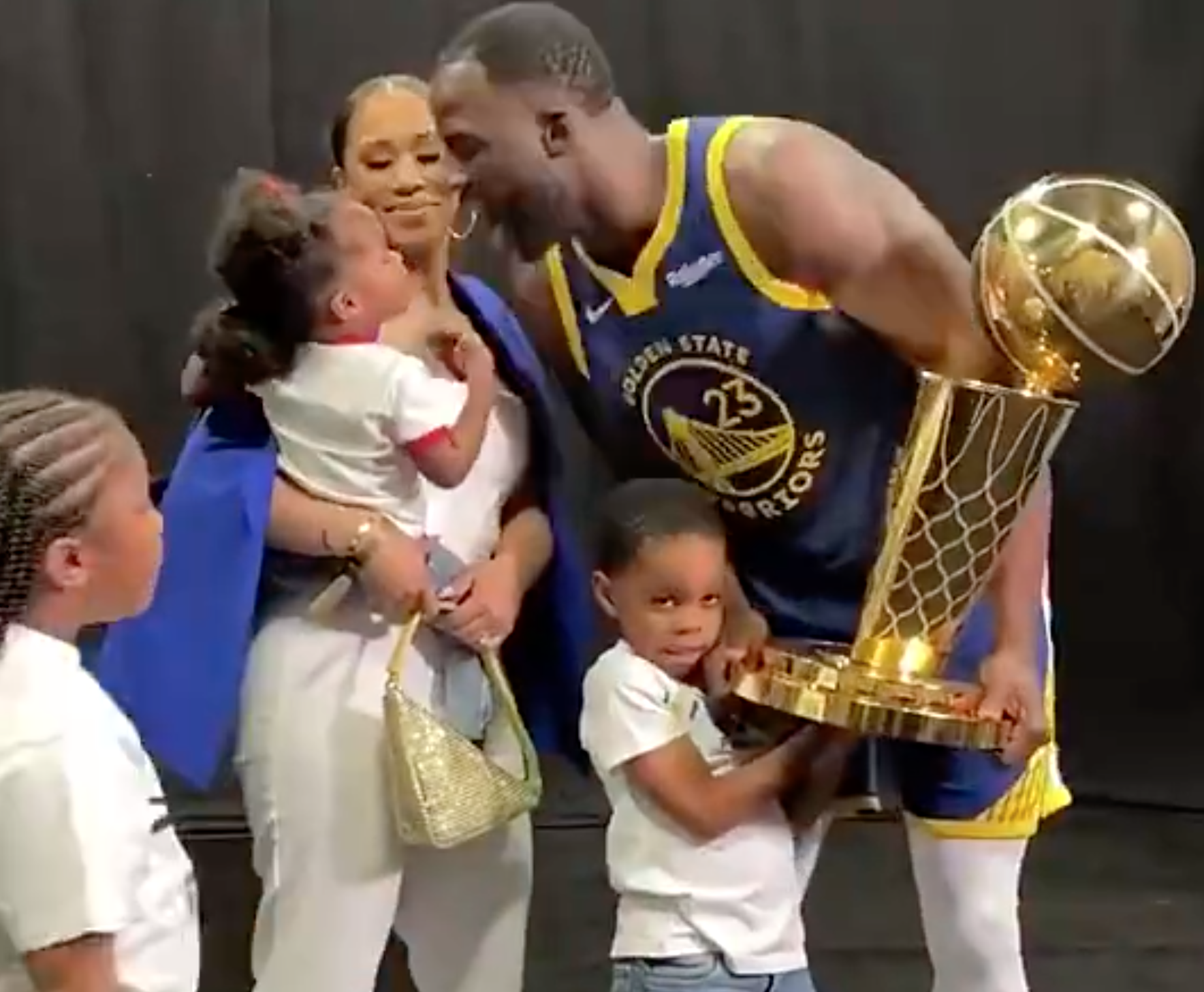 勇士夺冠定妆照拍摄花絮!库嫂喜极而泣 追梦全家福 佩顿父子合影休闲区蓝鸢梦想 - Www.slyday.coM 勇士夺冠定妆照拍摄花絮!库嫂喜极而泣 追梦全家福 佩顿父子合影休闲区蓝鸢梦想 - Www.slyday.coM