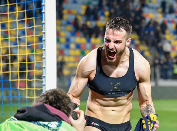 4年前还在工地搬砖，现在他是意大利国家队首发休闲区蓝鸢梦想 - Www.slyday.coM