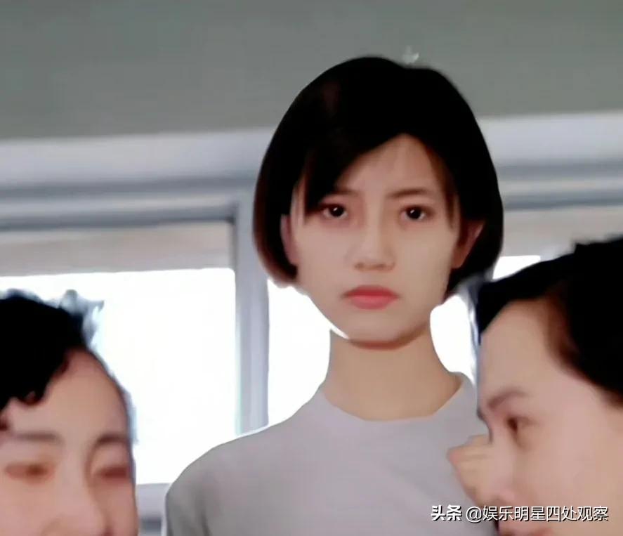 看她年轻时候的照片,的确能够看出来,当时的高圆圆虽然不施粉黛,但也