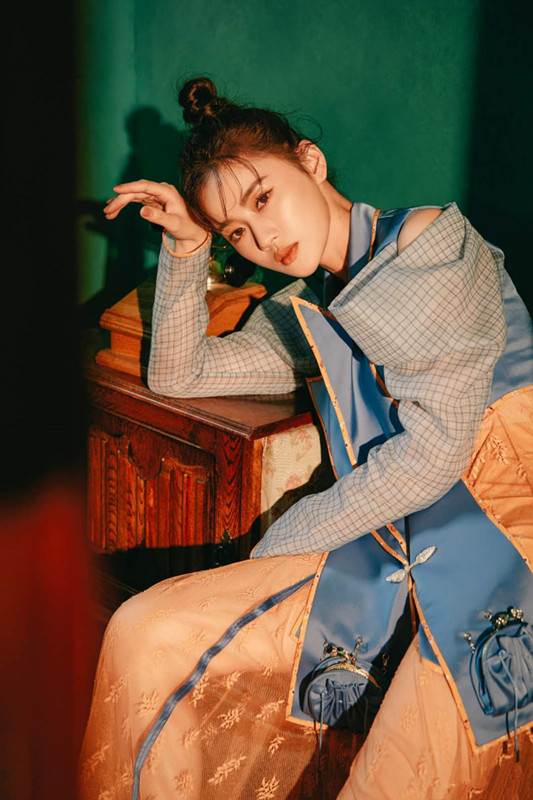 台湾超模梁以辰甜美风格曼妙身材搭配蓝色吊带裙性感至极