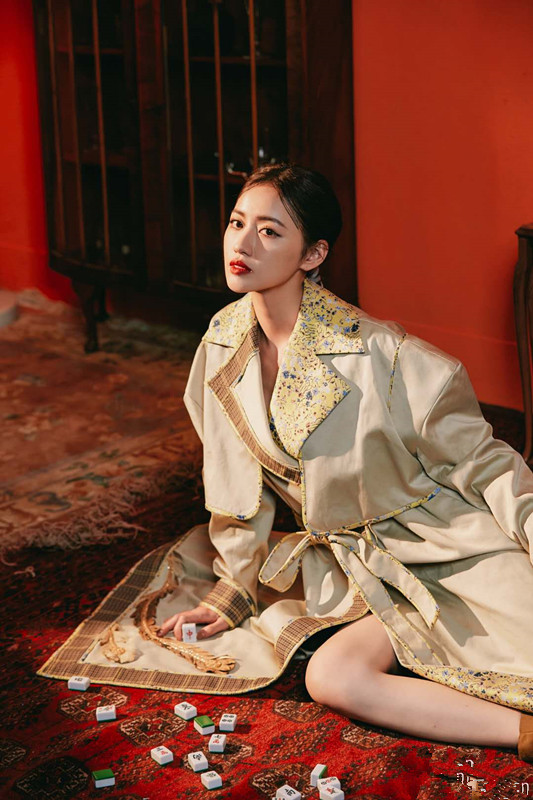 台湾超模梁以辰甜美风格曼妙身材搭配蓝色吊带裙性感至极