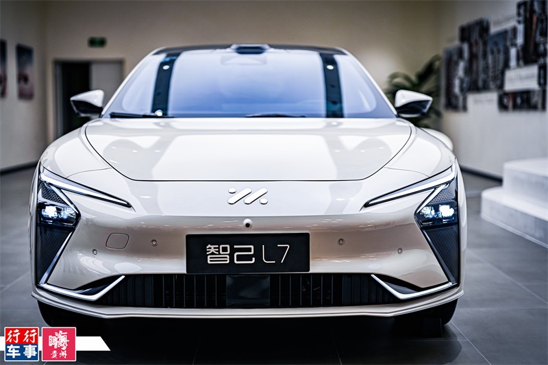 智己汽车体验中心由智己汽车统一规划设计,整体色调以