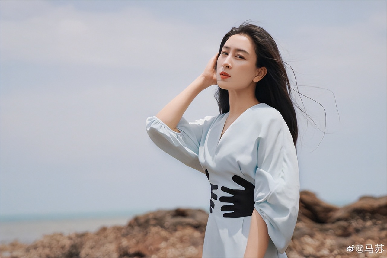 马苏晒照清纯优雅似少女笑容甜美超治愈穿搭时尚疑期待爱情