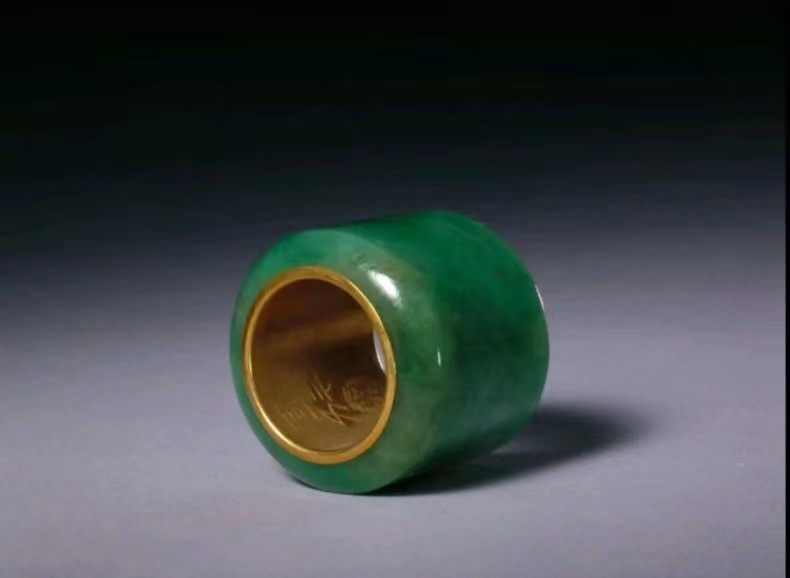 清代皇帝们非常喜欢扳指,尤其是乾隆皇帝,为诸多扳指写过的御制诗就不