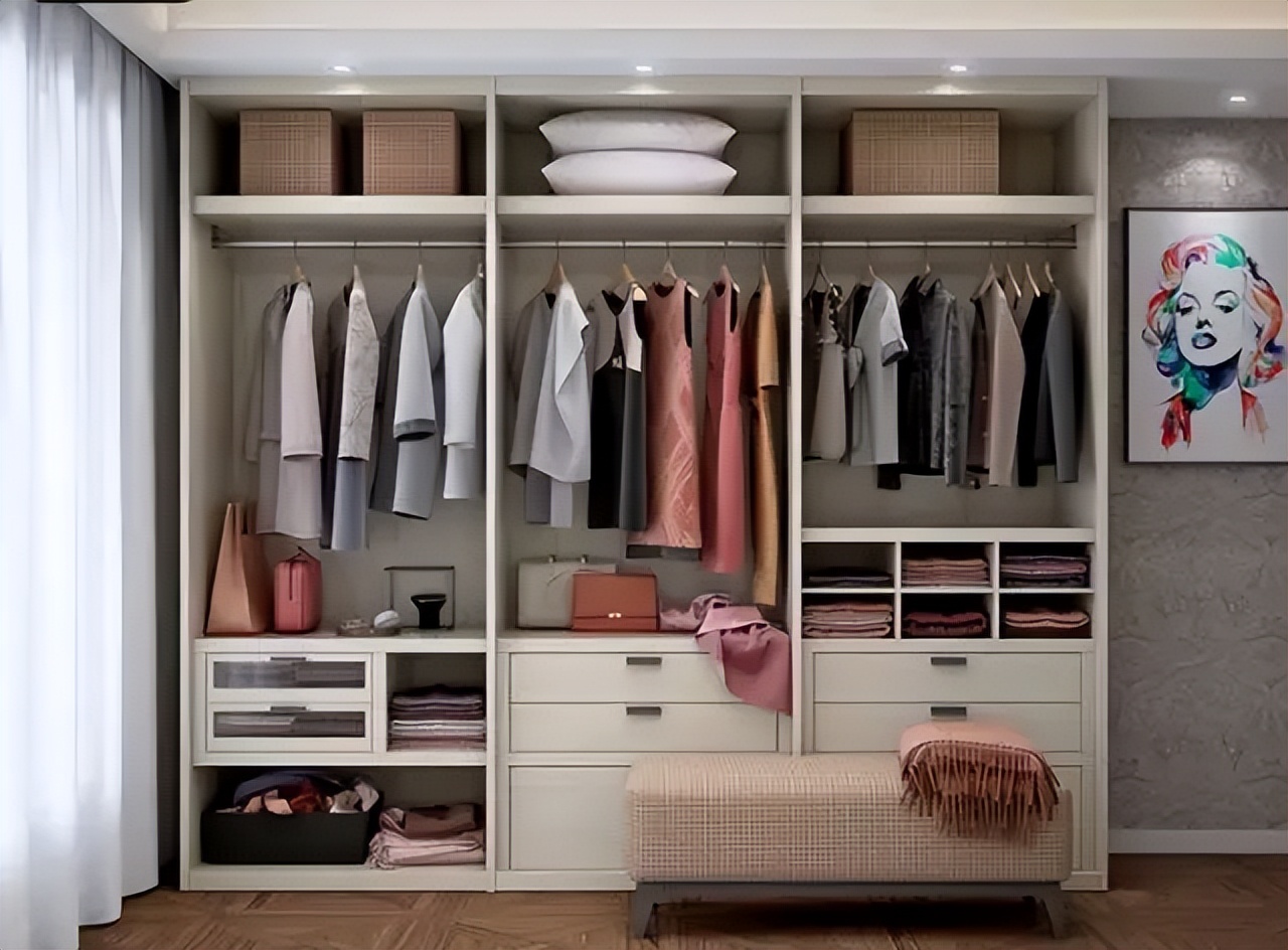 只要根据家中装修风格还有预算,选择出相应款式的衣柜就好,然后从中