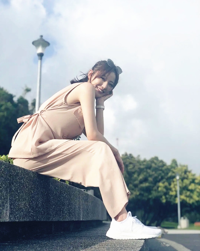 台湾超模梁以辰甜美风格曼妙身材搭配蓝色吊带裙性感至极