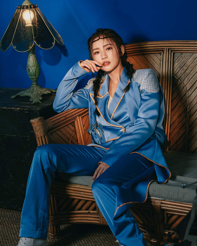 台湾超模梁以辰甜美风格曼妙身材搭配蓝色吊带裙性感至极