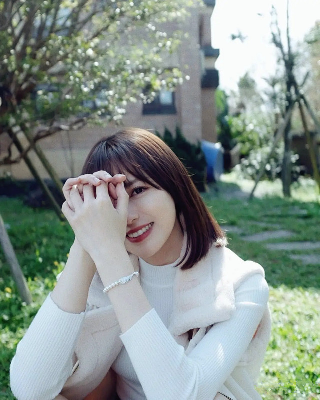 台湾超模梁以辰甜美风格曼妙身材搭配蓝色吊带裙性感至极