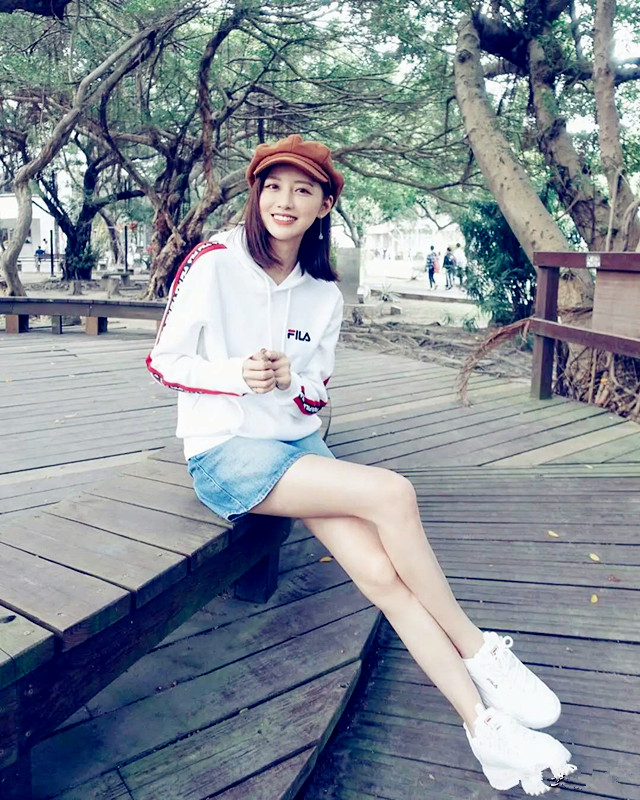 台湾超模梁以辰甜美风格曼妙身材搭配蓝色吊带裙性感至极