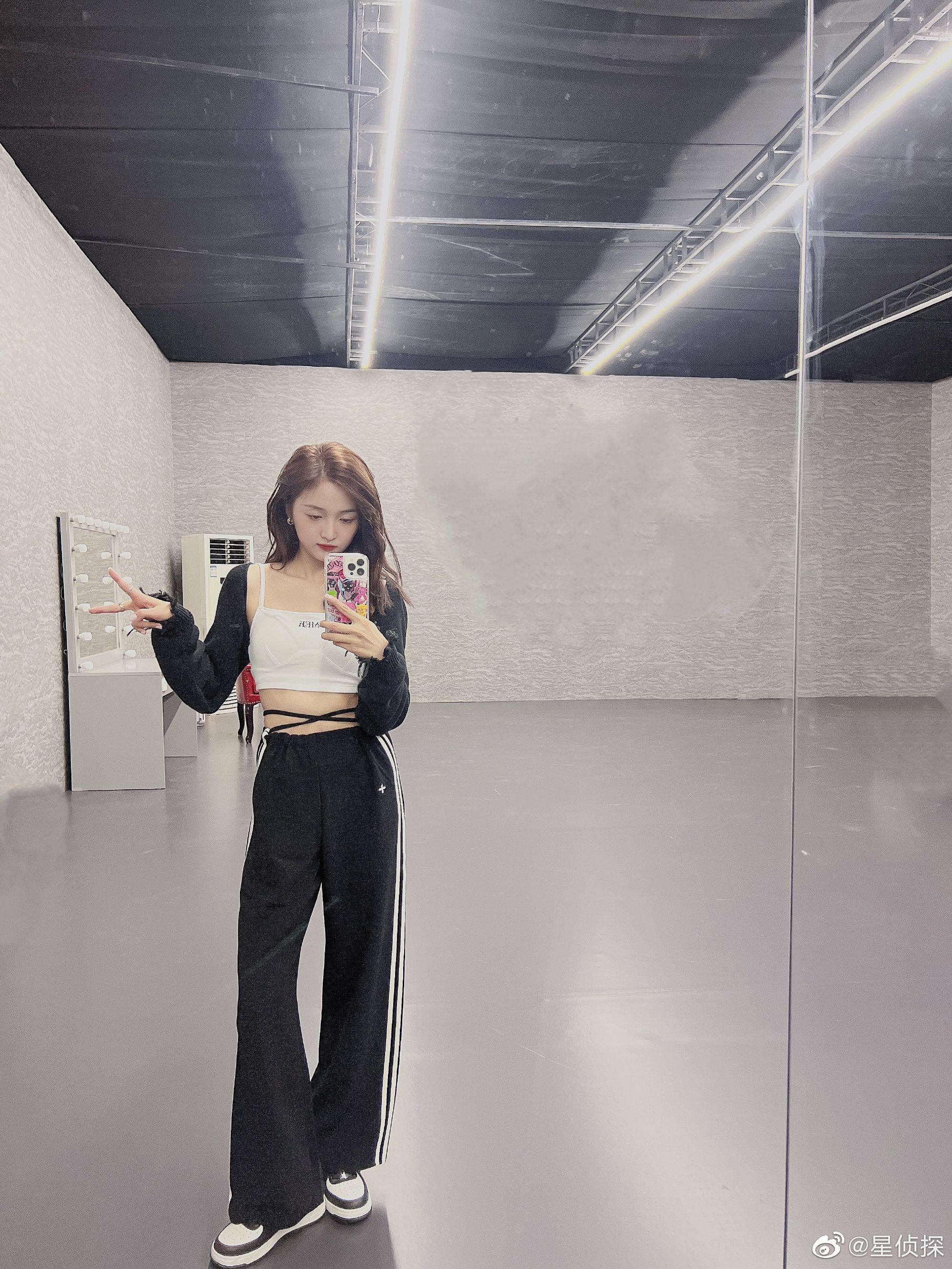 救命是谁被吴宣仪的对镜自拍惊艳到了