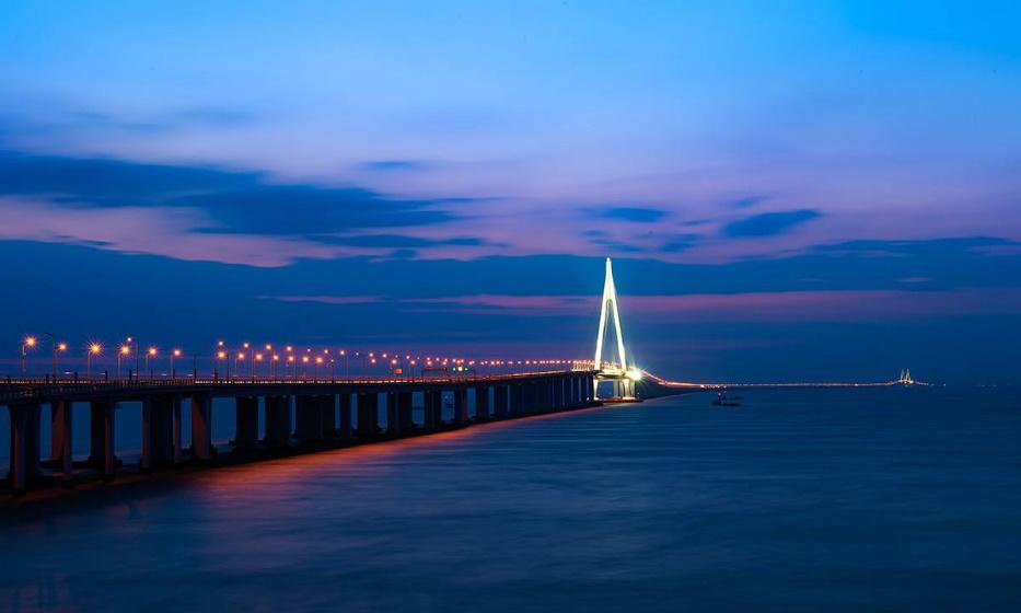 中国建造，杭州湾跨海大桥，全长约36千米，旅途中目睹海天一色休闲区蓝鸢梦想 - Www.slyday.coM
