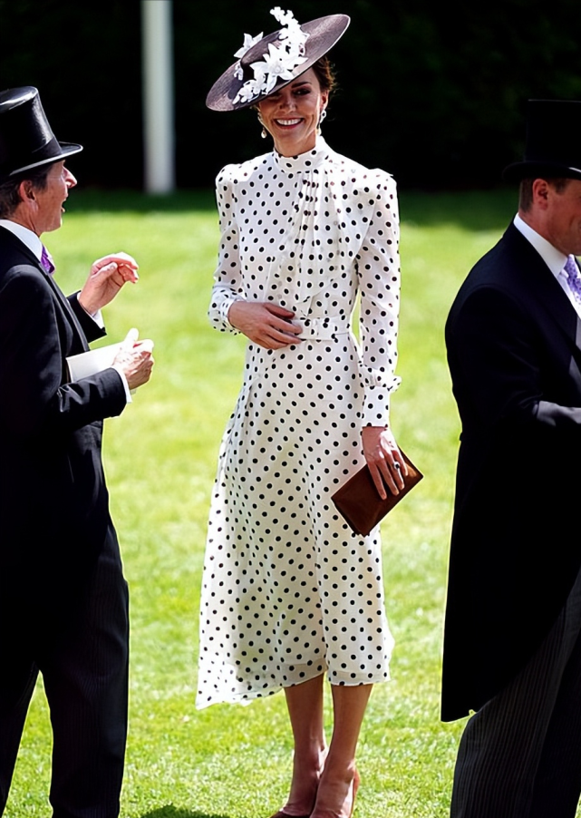 凯特压轴亮相了穿1万6波点裙坐马车终于惊艳赢了英国第一夫人