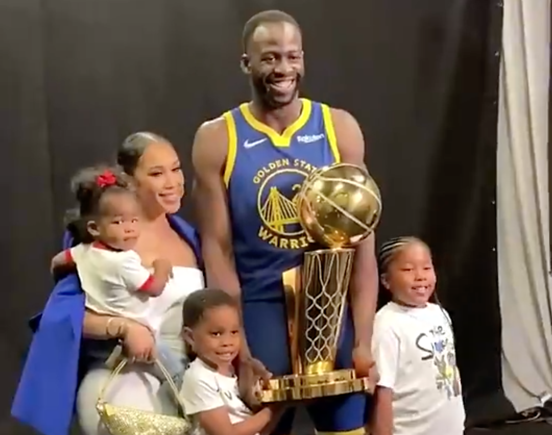 勇士夺冠定妆照拍摄花絮!库嫂喜极而泣 追梦全家福 佩顿父子合影休闲区蓝鸢梦想 - Www.slyday.coM 勇士夺冠定妆照拍摄花絮!库嫂喜极而泣 追梦全家福 佩顿父子合影休闲区蓝鸢梦想 - Www.slyday.coM