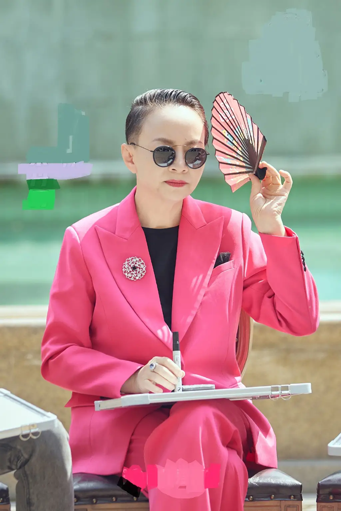 宋丹丹上综艺学聪明,穿粉西装像靓仔,发际线后移梳大背头不好惹