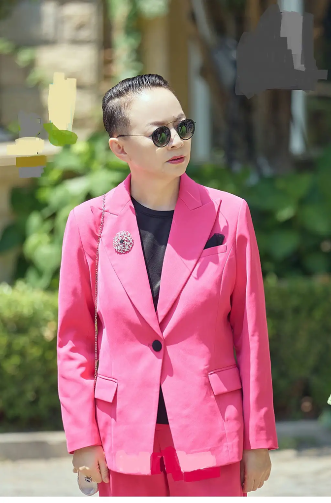 宋丹丹上综艺学聪明,穿粉西装像靓仔,发际线后移梳大背头不好惹