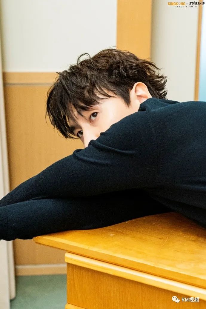 李光洙认真帅气的长颈鹿