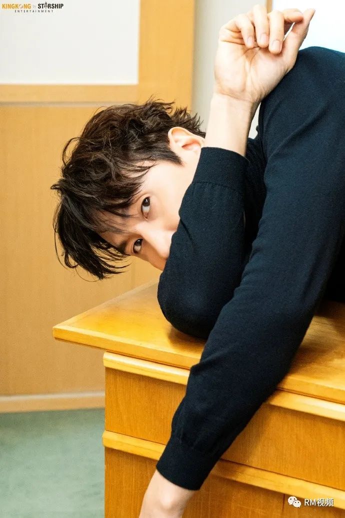 李光洙认真帅气的长颈鹿