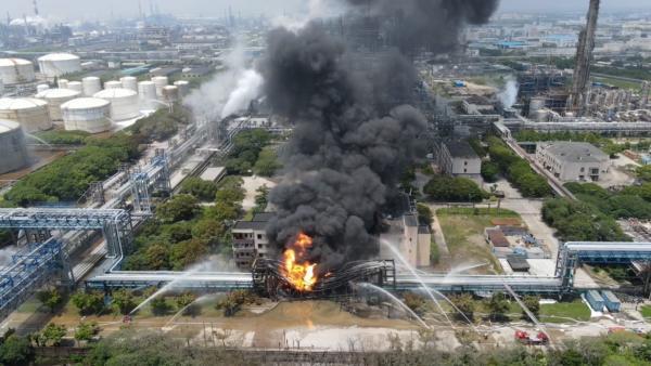 目击者讲述上海石化火灾：听到两声爆炸，以为是打雷
