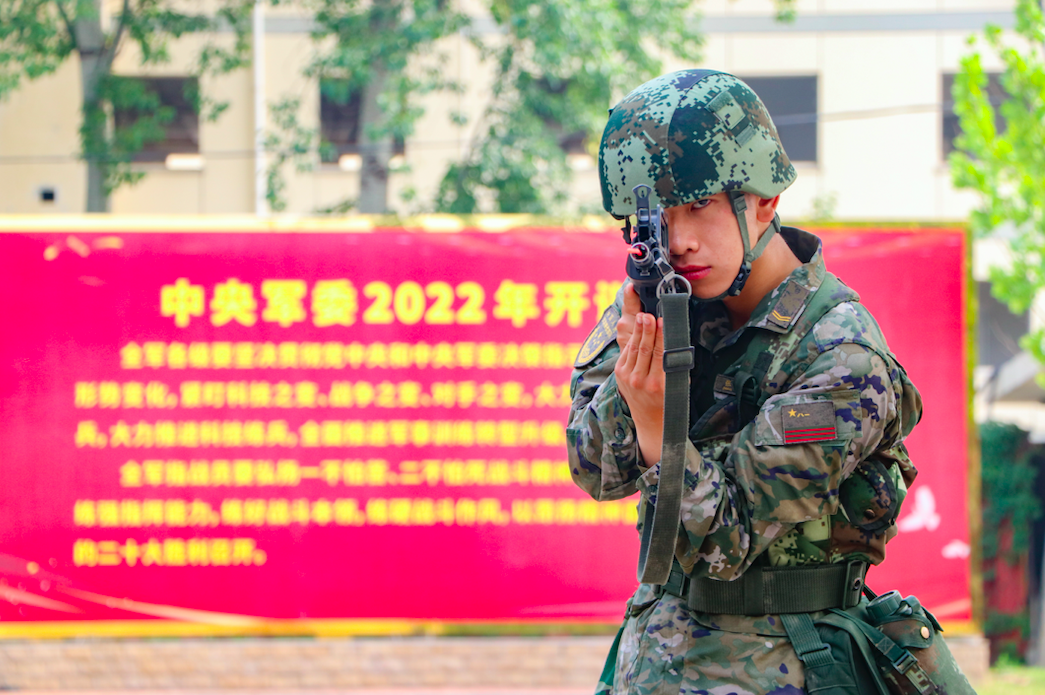 长大后，我就成了你——倾听军营父子兵的深情对话休闲区蓝鸢梦想 - Www.slyday.coM