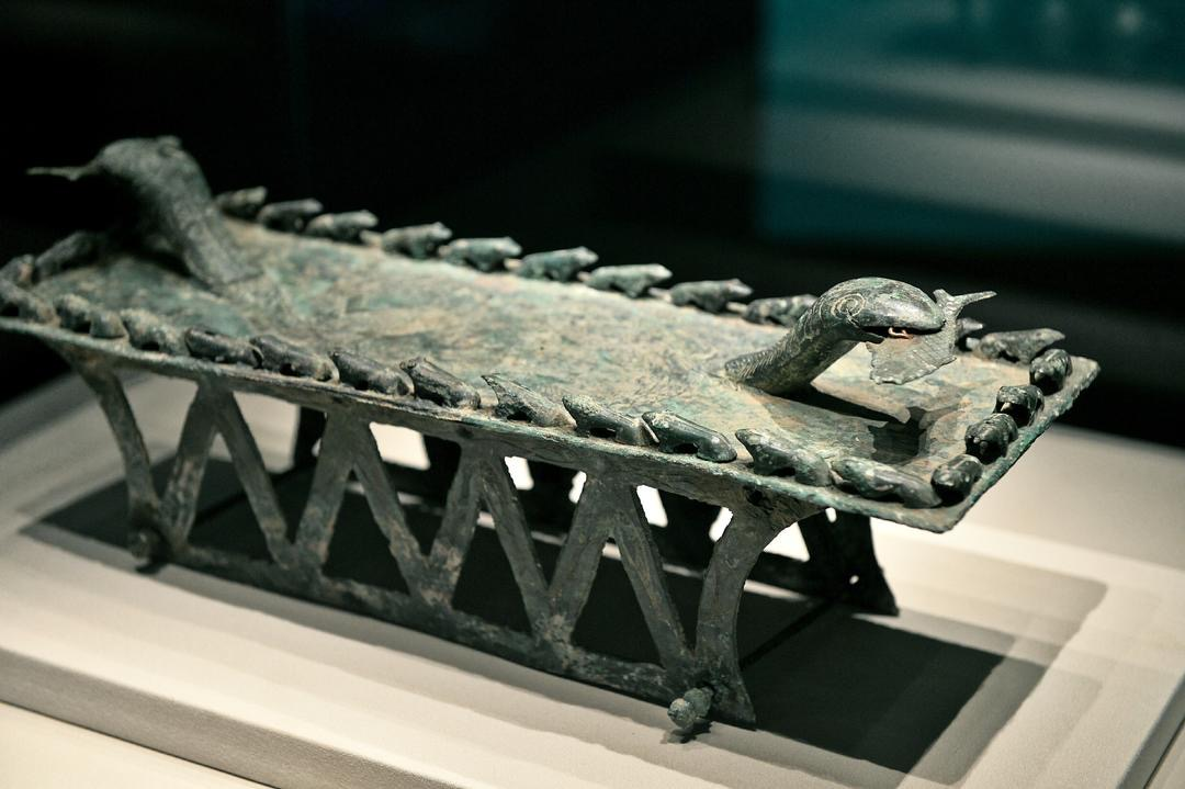 蛇蛙铜俎蛇蛙铜俎"造型怪诞":蛇蛙铜俎盐源青铜器中最"扯眼球"的,当属