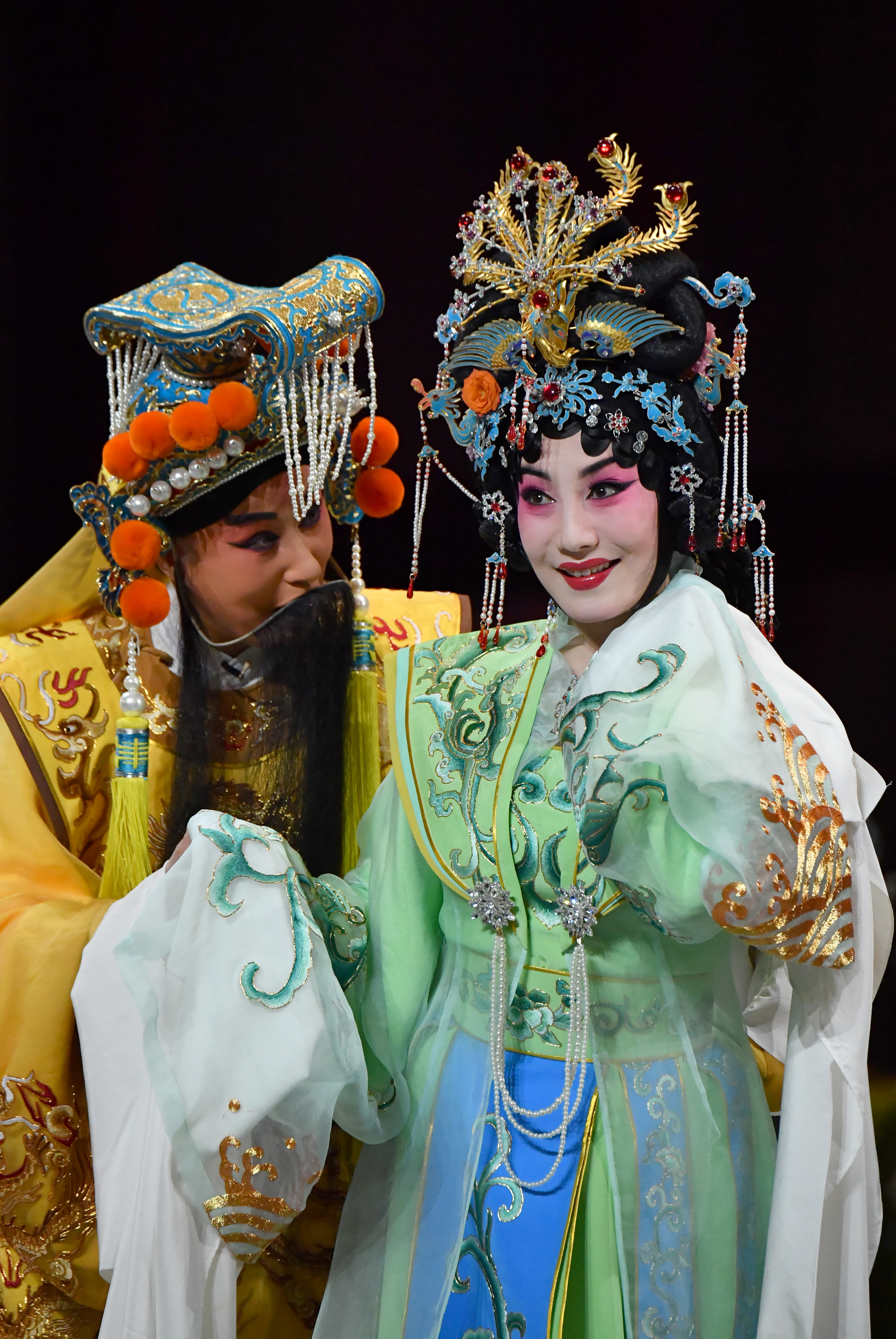 6月16日晚,在西安广电大剧院,饰演刘妃的柳萍(左)和饰演郭槐的薛辉在